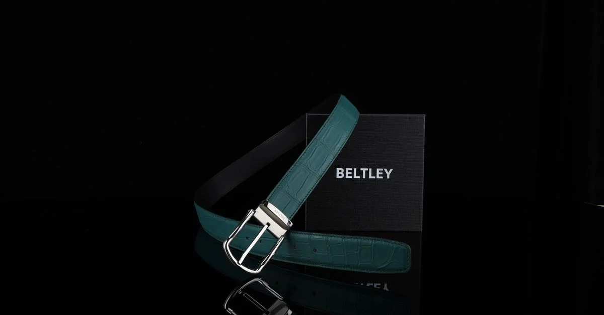 Ceinture verde élégante avec boucle en argent présentée sur fond noir, portant le nom de la marque 'Beltley'.
